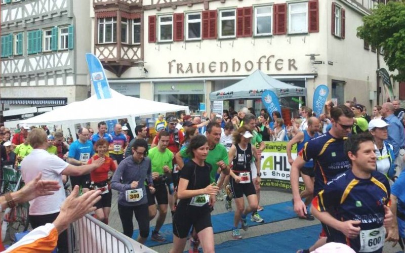 Vera mit weißer Schildkappe am Start.