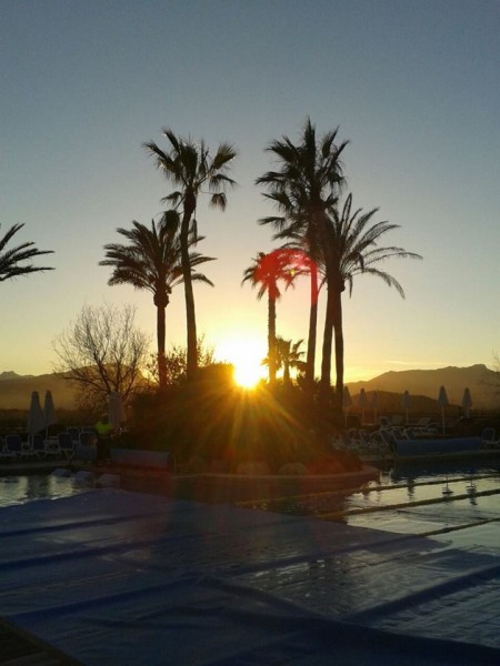 Unser Hotel - der Trainingspool im Abendlicht.