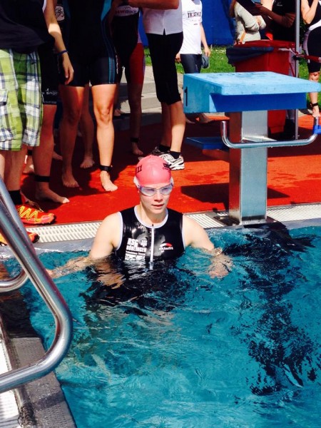 Ruth kurz vor ihrem Schwimmstart. 