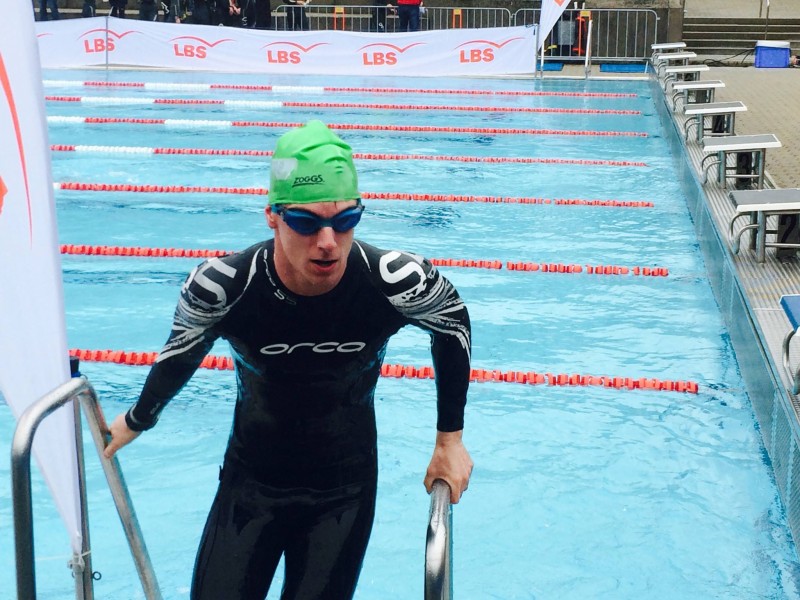 Fabian kommt aus dem Schwimmbecken